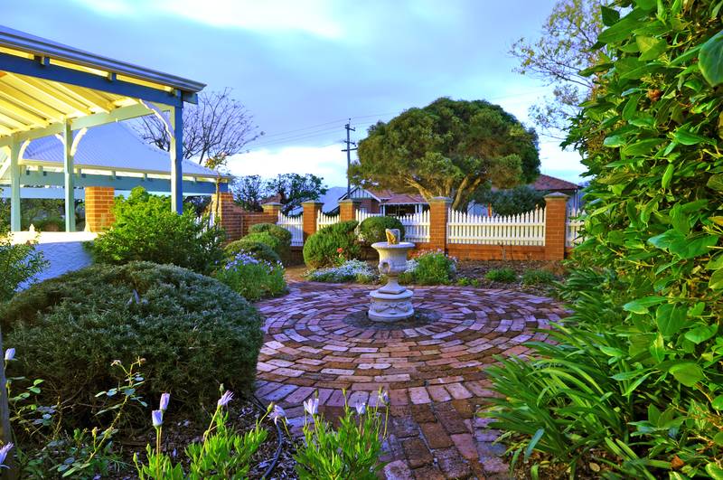 HIDE & SEEK Picture 2