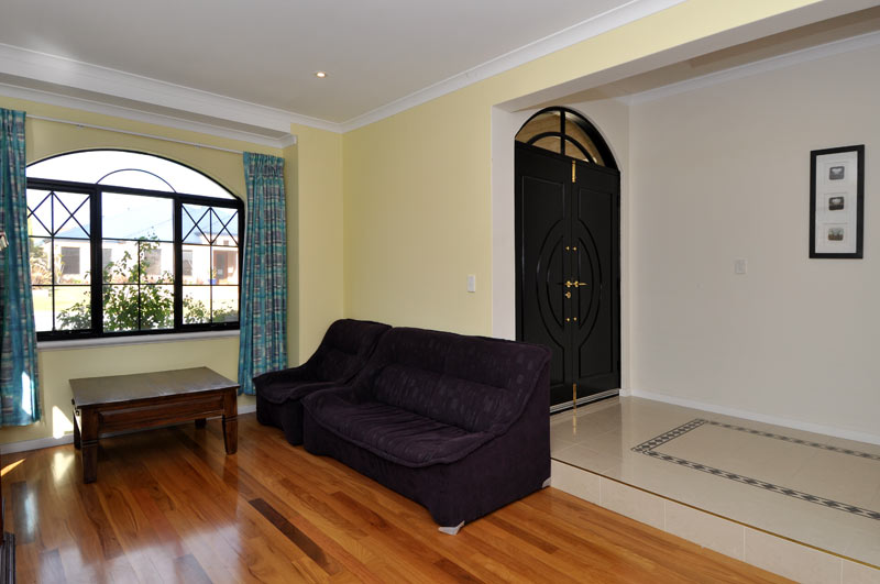 PRICED TO PLEASE...and dressed to tease! Picture 3