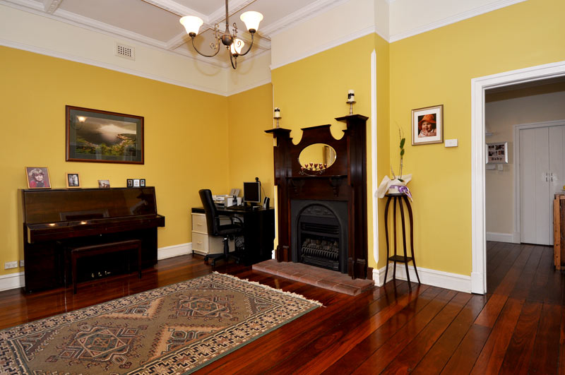 Elegant Home, Contemporary Lifestyle Picture 3