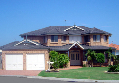 GREAT FAMILY HOME + INGROUND POOL Picture 1