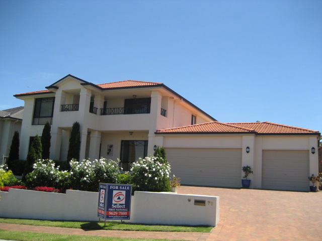 STUNNING FEATURES, CONVENIENCE PLUS, CLOSE TO NORWEST BUSINESS. Picture 1