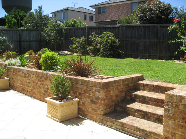 GREAT FAMILY HOME + TRIPLE GARAGE Picture