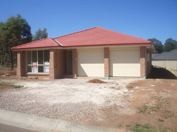 BRAND NEW SINGLE LEVEL Picture 1