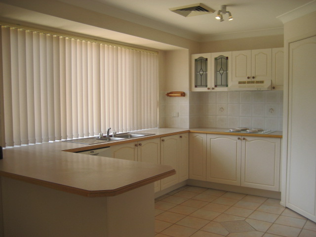 CONVENIENT LOCATION - CLOSE TO EVERYTHING Picture 2