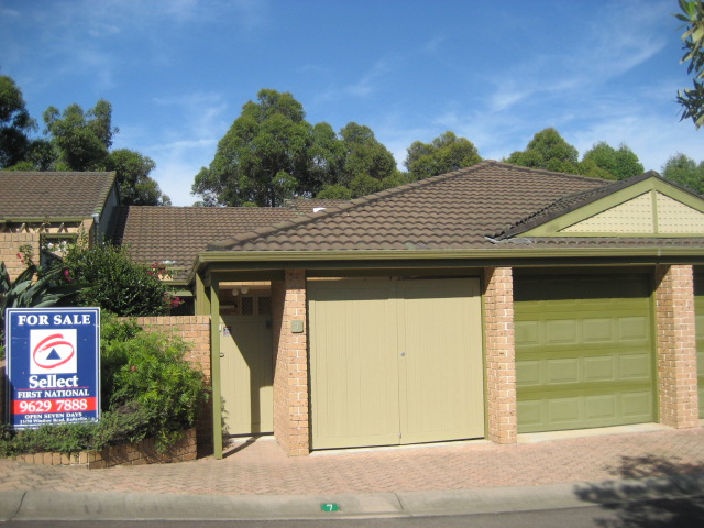 RETIREMENT VILLA with GOLF COURSE VIEWS Picture 1