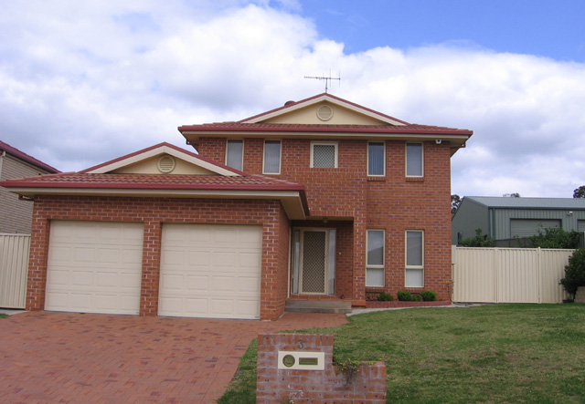 PERFECTLY POSITIONED & SIDE ACCESS Picture 1