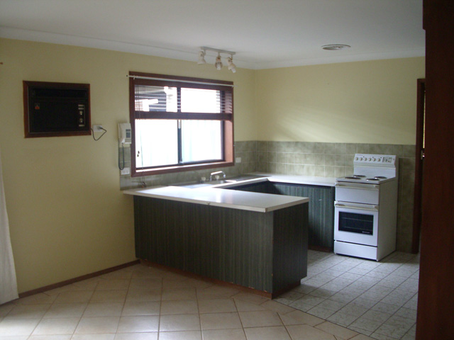 FRESHLY PAINTED! Picture 3