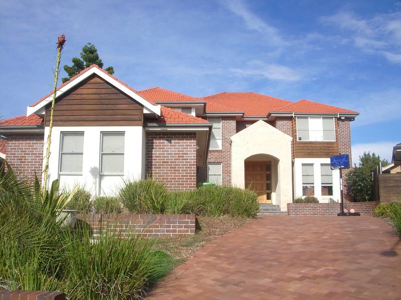 EXECUTIVE LIVING! Picture 1