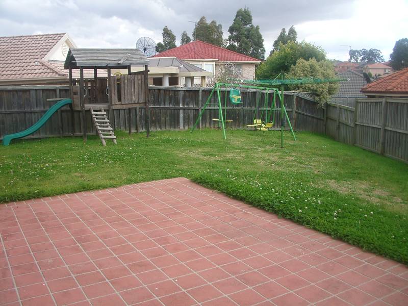 SPACIOUS FAMILY HOME IN A QUIET SETTING Picture 2