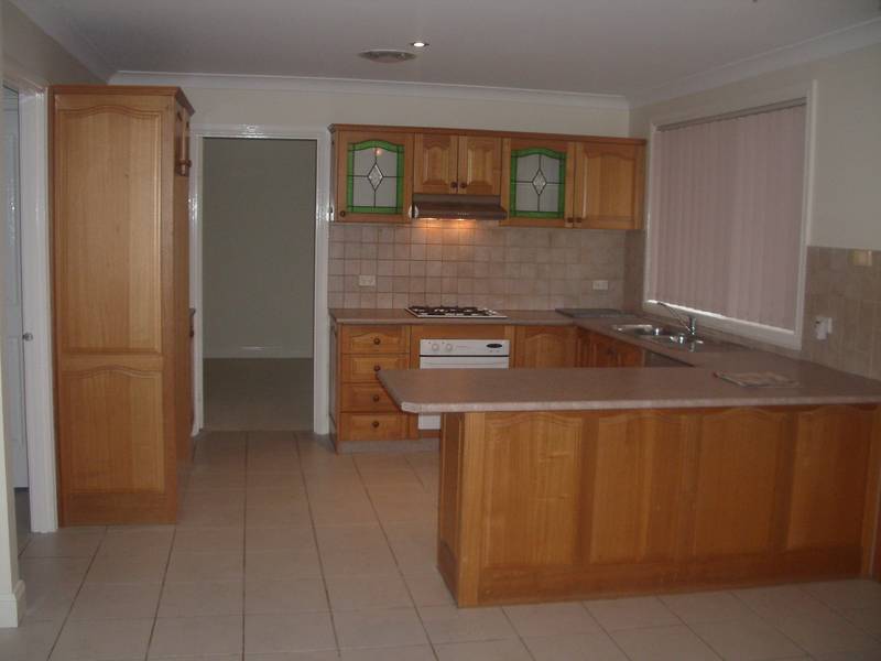 SPACIOUS FAMILY HOME IN A QUIET SETTING Picture 3