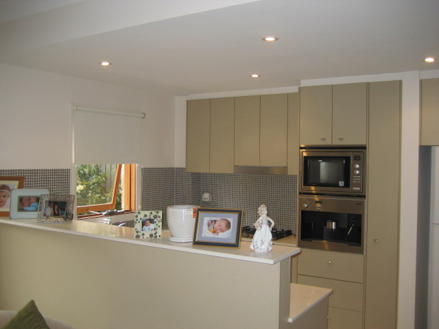 BEAUTIFULLY PRESENTED MODERN TOWNHOUSE - CLOSE TO EVERYTHING! Picture 3