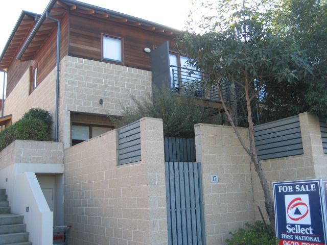 BEAUTIFULLY PRESENTED MODERN TOWNHOUSE - CLOSE TO EVERYTHING! Picture 1