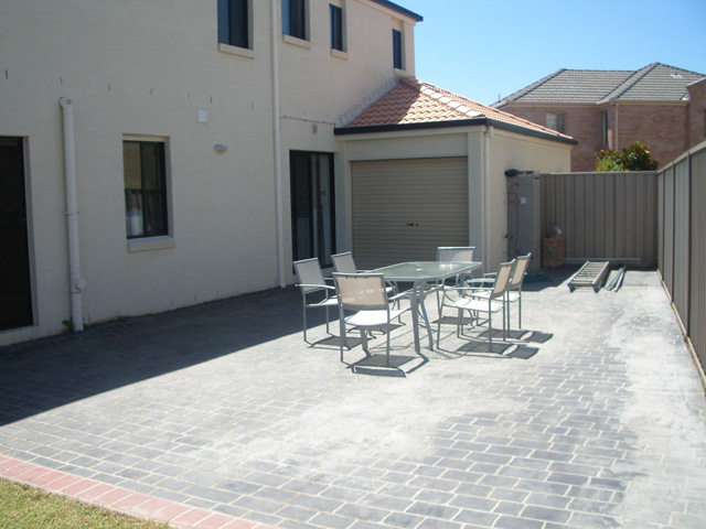 GREAT SIZED LIVING SPACE AND GREAT SIZED YARD Picture 3