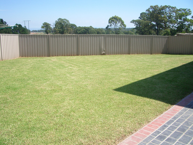 GREAT SIZED LIVING SPACE AND GREAT SIZED YARD Picture 2