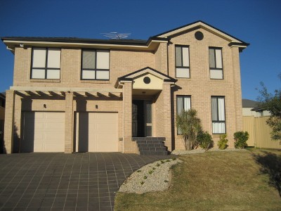 NEAR NEW - GREAT SIZED LIVING! Picture NEAR NEW - GREAT SIZED LIVING! Picture