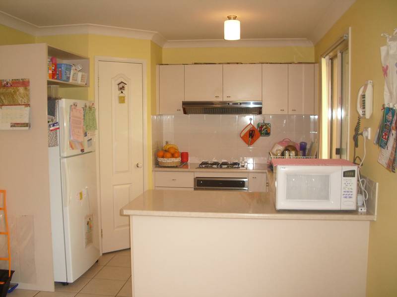 OPPOSITE OF A PARK! Picture 3