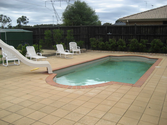 INGROUND SOLAR HEATED POOL ON A LARGE BLOCK Picture 2