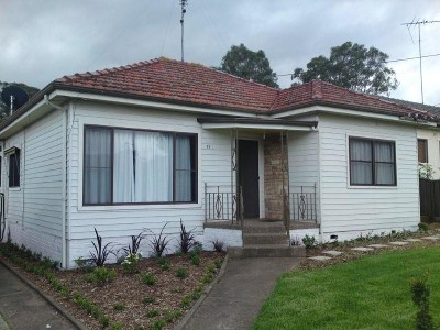 LARGE YARD - WALK TO SCHOOL Picture LARGE YARD - WALK TO SCHOOL Picture