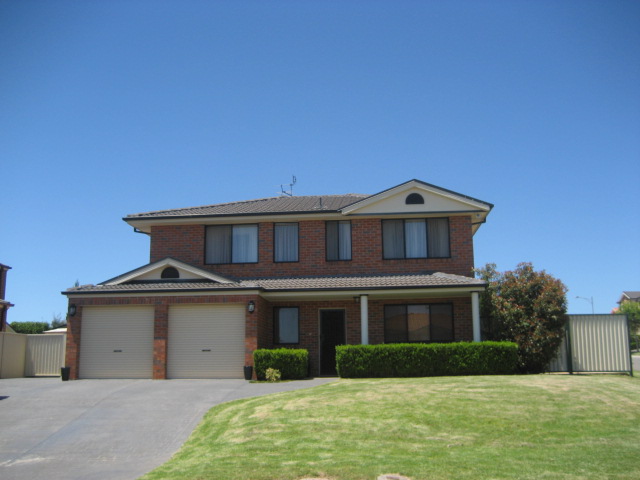 GREAT FAMILY HOME + INGROUND POOL! Picture 1