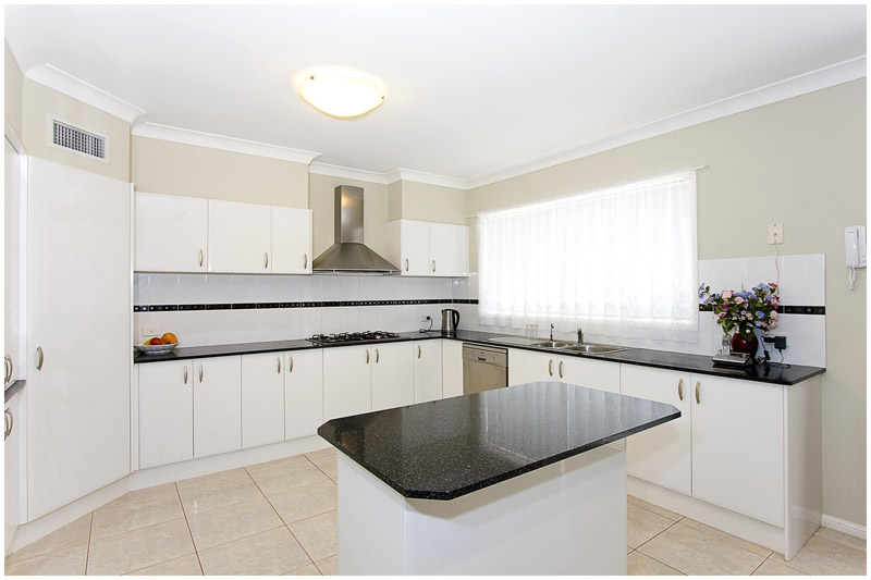 DISCERNING DETAIL + HUGE BLOCK! Picture 3