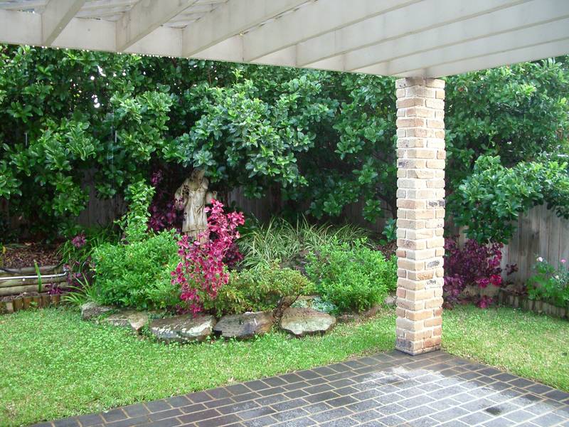 LARGE FAMILY LIVING! Picture 2