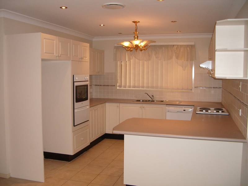 LARGE FAMILY LIVING! Picture 3