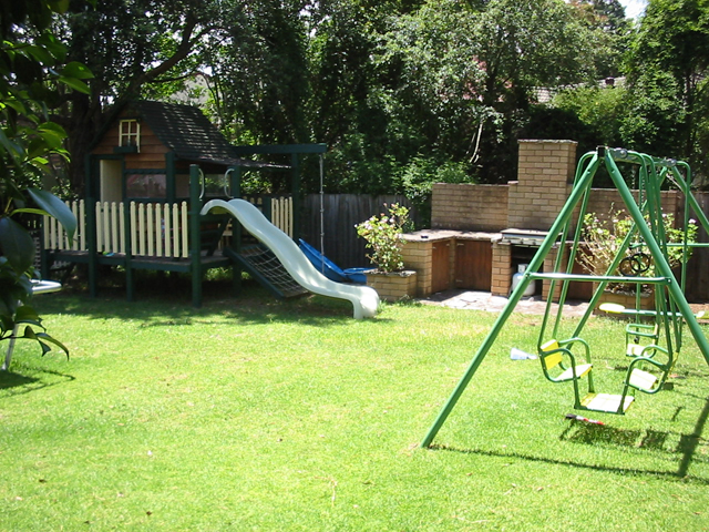 SPLIT LEVEL HOME! Picture 3