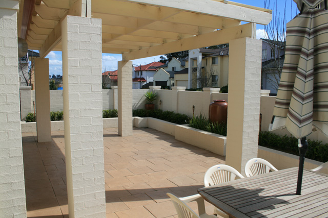 OPEN PLAN LIVING - LOVELY STREET! Picture 2