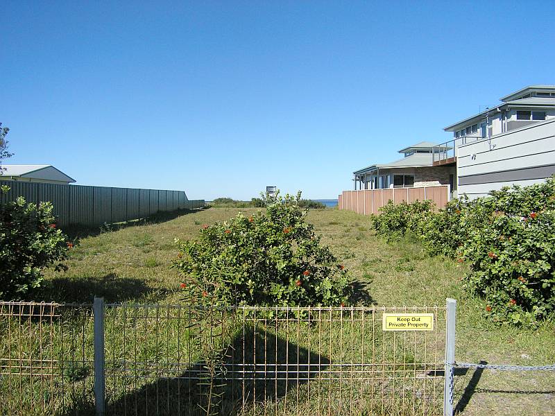 ABSOLUTE BEACHFRONT LAND Picture 1