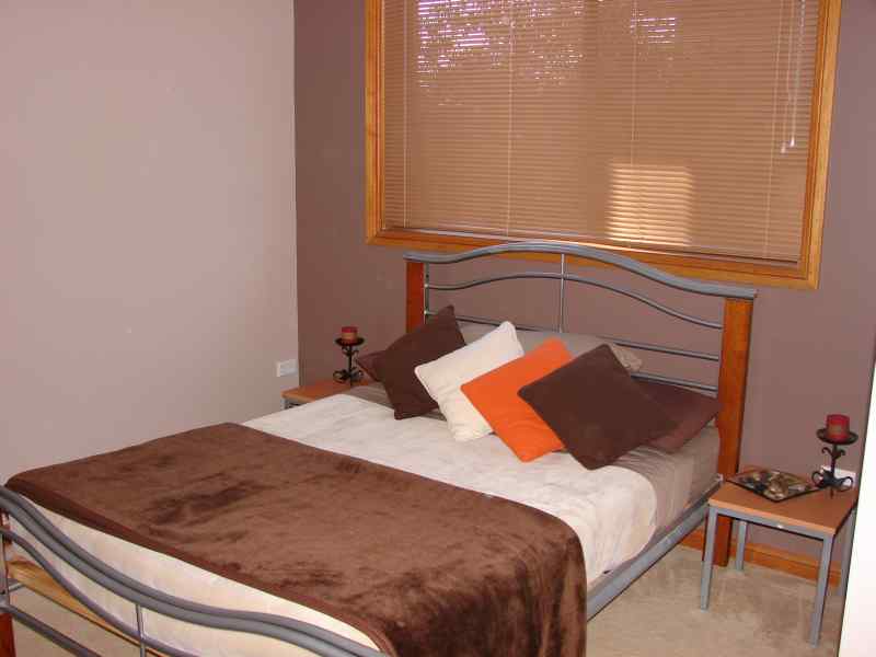 Spacious Modern Living Picture 3