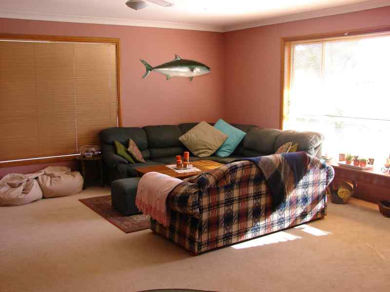 Spacious Modern Living Picture 2