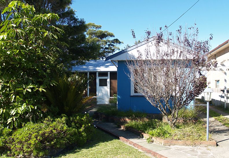 TWO BEDROOM COTTAGE -WALK TO BEACH Picture 1