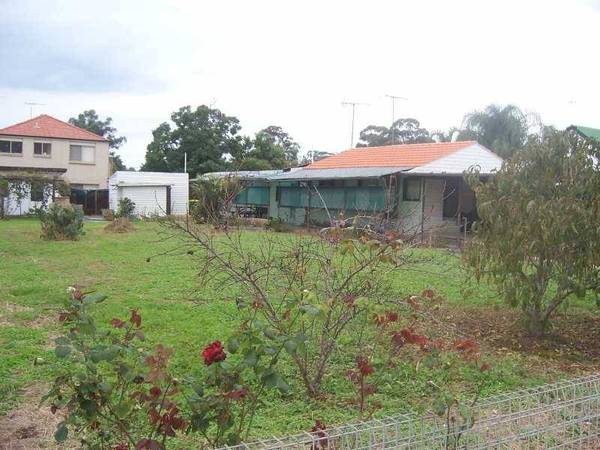 LARGE LEVEL BUILDING BLOCK APPROX 875 M2 IN SIZE. WIDE 20 METRE FRONTAGE. Picture 3