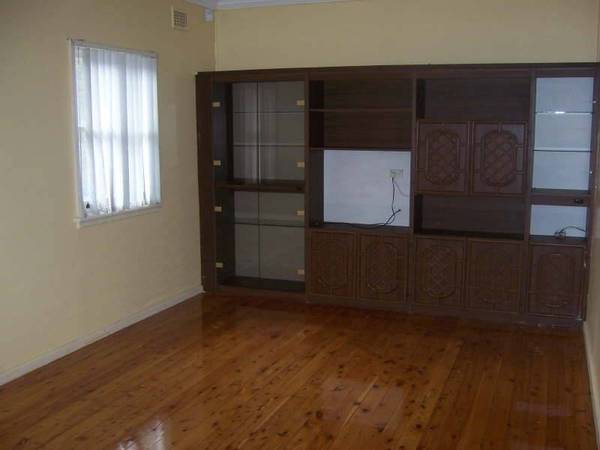 HIGH, QUIET AND VERY POPULAR Picture 3