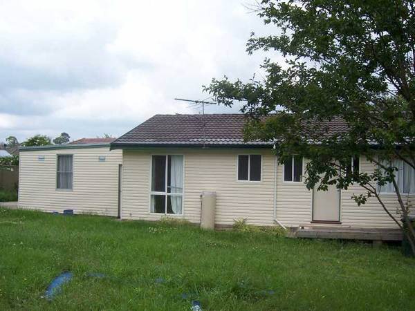 QUIET, PRIVATE, FABULOUS FIRST HOME/INVESTMENT Picture 2