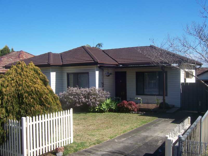 INLAW ACCOMODATION OR FABULOUS INVESTMENT OPPORTUNITY. HOUSE AND FREESTANDING FLAT. Picture 1