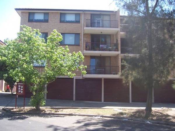 WALK TO RAILWAY STATION, SHOPPING CENTRE, HOSPITAL AND AMENITIES Picture 1