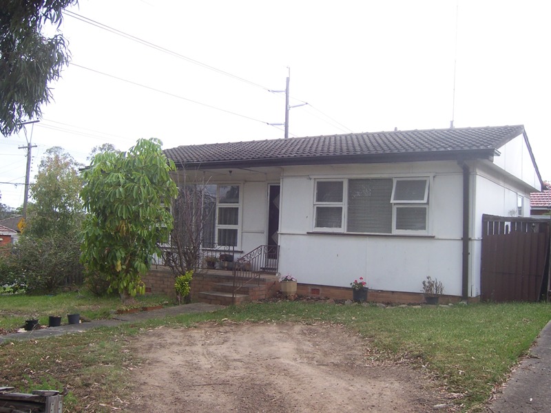 GREAT FIRST HOME OPPORTUNITY, INVESTMENT OR KNOCK DOWN REBUILD Picture 1