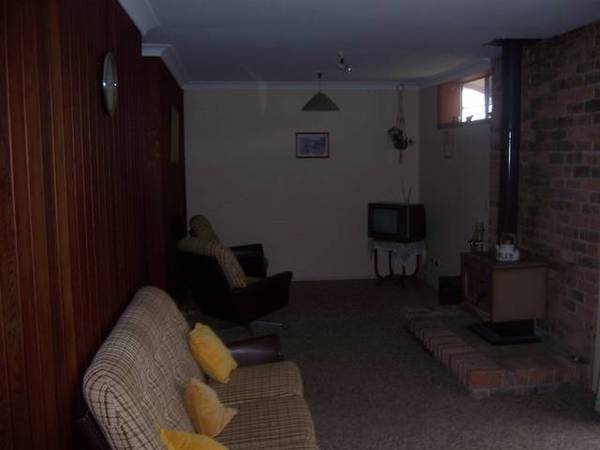 HIGH ON THE HILL IN POPULAR SOUTH BLACKTOWN, NORTH FACING 1BEDROOM GARDEN FLAT. Picture 3