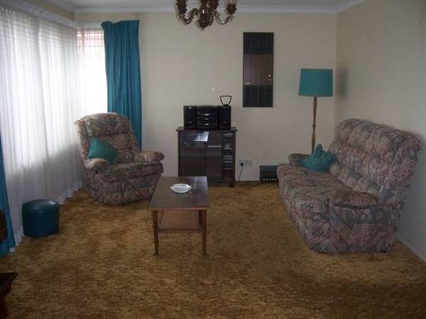 HIGH ON THE HILL IN POPULAR SOUTH BLACKTOWN, NORTH FACING 1BEDROOM GARDEN FLAT. Picture 2