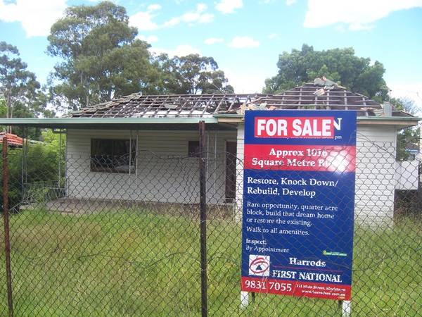 RESTORE, KNOCK DOWN AND REBUILD-LOADS OF POSSIBILTIES. APPROXIMATELY 1016 SQUARE METRE BLOCK-QUARTER ACRE. Picture 1