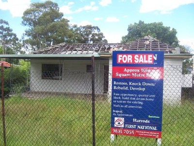 RESTORE, KNOCK DOWN AND REBUILD-LOADS OF POSSIBILTIES. APPROXIMATELY 1016 SQUARE METRE BLOCK-QUARTER ACRE. Picture