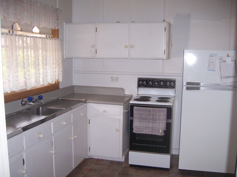 JUST A SHORT WALK TO STATION, SHOPS & SCHOOLS Picture 2