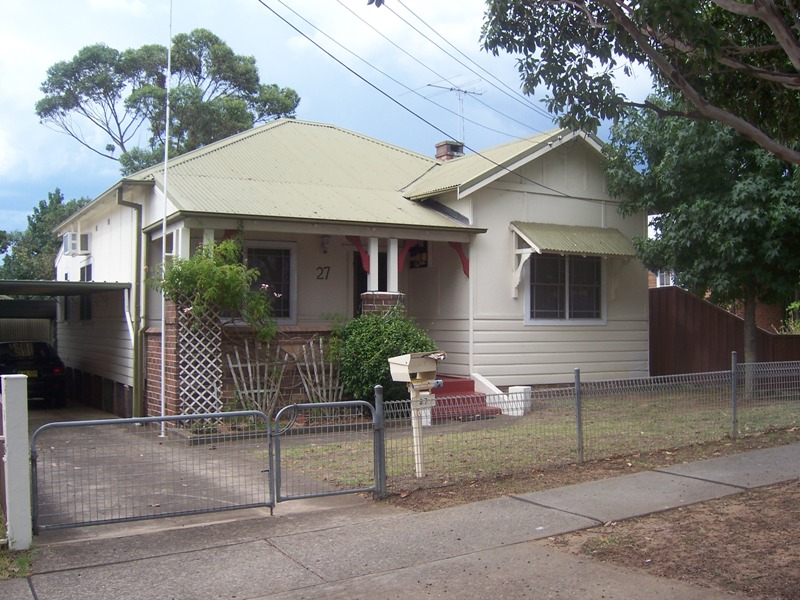 JUST A SHORT WALK TO STATION, SHOPS & SCHOOLS Picture 1