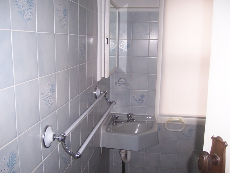 JUST A SHORT WALK TO STATION, SHOPS & SCHOOLS Picture 3