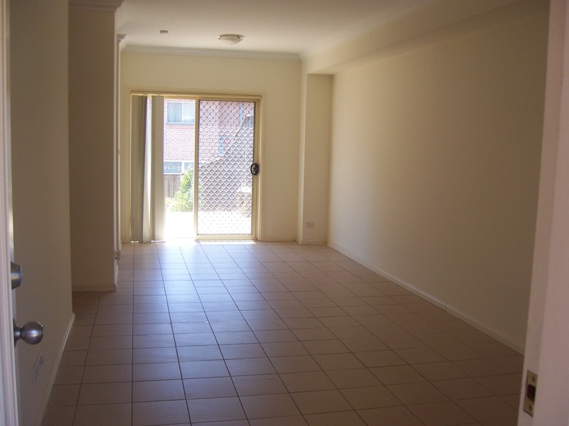 LARGE MODERN TOWNHOUSE IN POPULAR SOUTH BLACKTOWN Picture 2