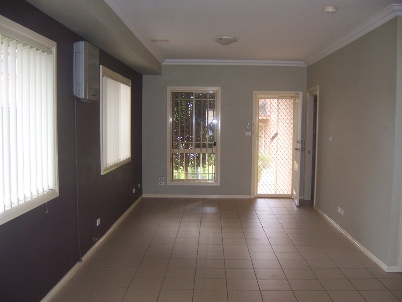 MODERN TOWN HOUSE, SOUTH BLACKTOWN, POPULAR LOCATION. Picture 2