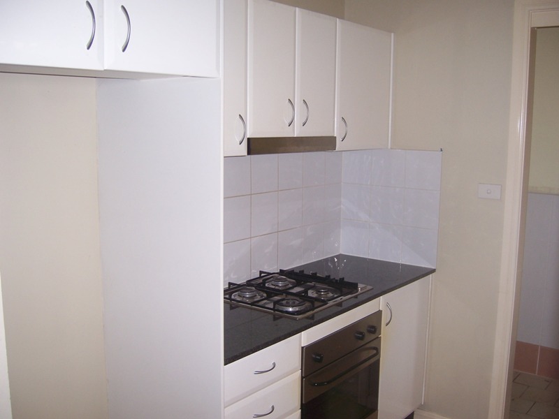 MODERN TOWN HOUSE, SOUTH BLACKTOWN, POPULAR LOCATION. Picture 3