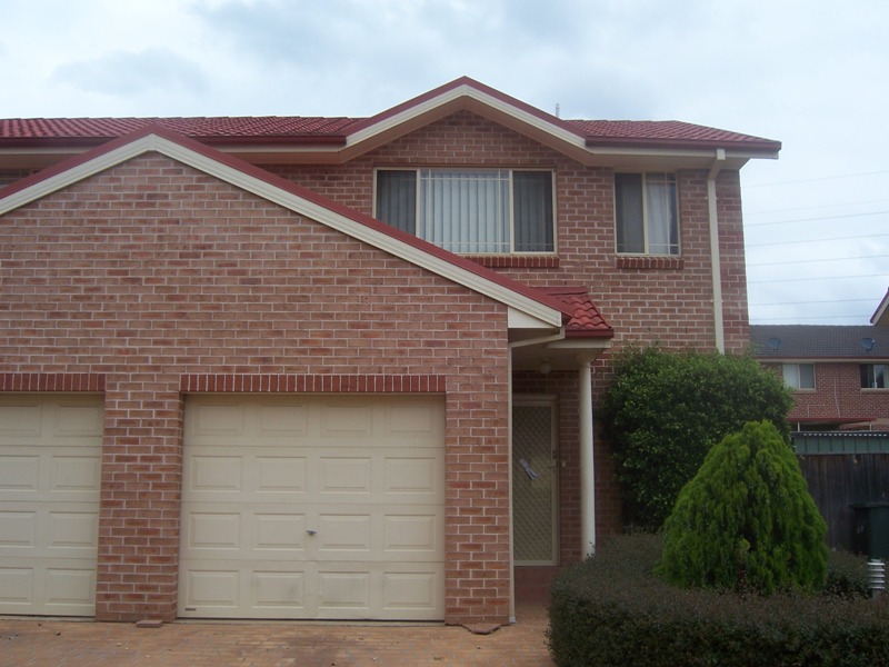 MODERN TOWN HOUSE, SOUTH BLACKTOWN, POPULAR LOCATION. Picture 1