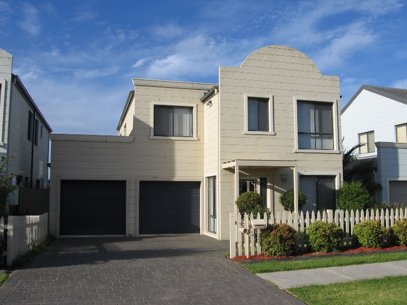 SUPERB LOCATION, WALK TO SHOPPING CENTRE, OPPOSITE LOVELY MANICURED RESERVE. Picture 1